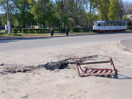 У Кам’янському виявили зруйноване дорожнє покриття 