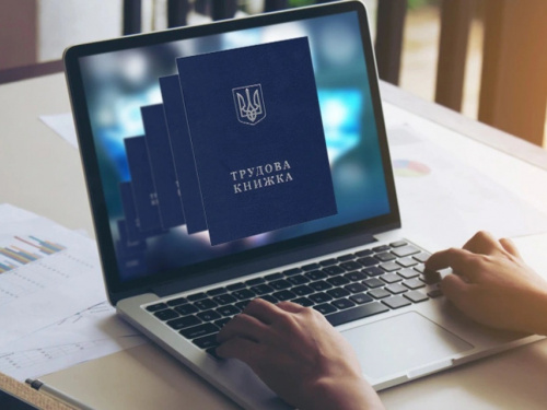 В Україні завершується період оцифрування трудових книжок: як не втратити робочий стаж, роз’яснили в ПФУ