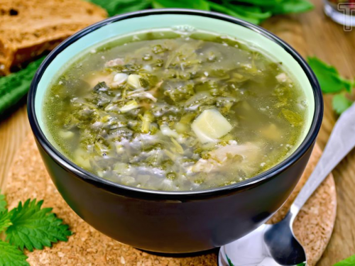 Приготуйте зелений борщ зі щавлем та молодою зеленню — справжній смак весни в тарілці