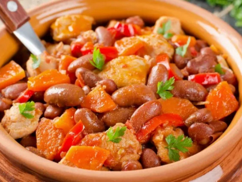 Спробуйте зимове овочеве рагу з квасолею та копченостями — ситна страва, що зігріває зсередини