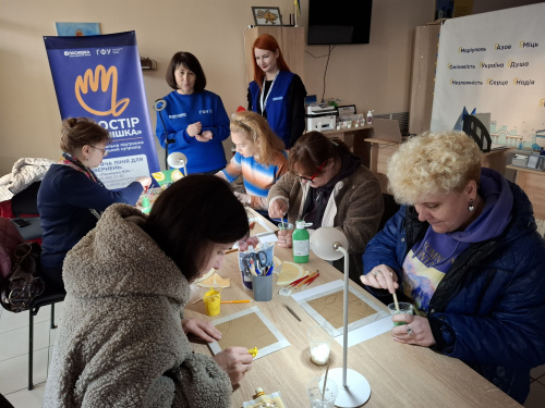 Цитруси проти стресу: у Кам’янському маріупольські жінки відновили ментальне здоров’я через пейп-арт