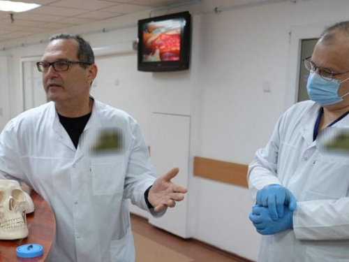 На Дніпропетровщині нейрохірурги США та України провели унікальну операцію з порятунку зору військового