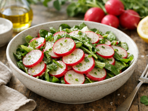 Приготуйте хрусткий салат з редиски зі сметаною — перша свіжість квітня!