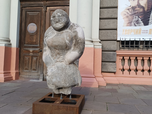 Від Дніпропетровщини до Львова: врятована кам'яна баба стала окрасою мистецької виставки