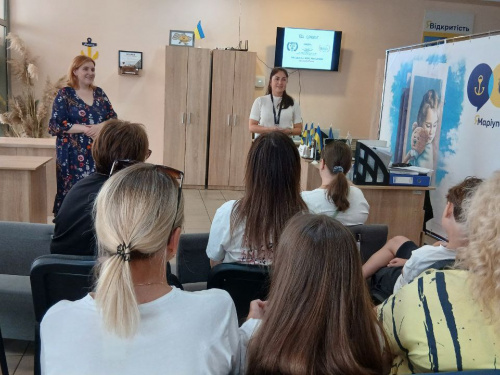 У Кам’янському центрі для маріупольців провели важливу зустріч з психологом та подарували дітям подарунки