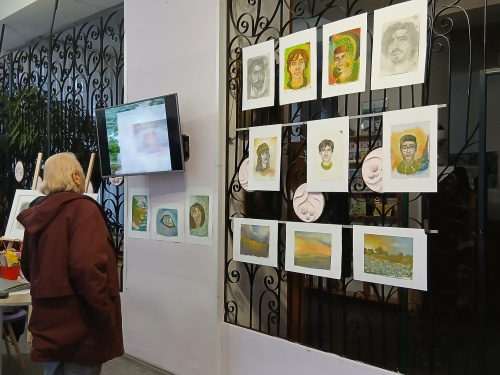 Як Гаррі Поттер, але з пензлем: юний художник із Мирнограда підкорив Кам’янське портретами-емоціями