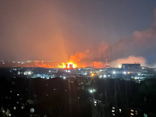 Панорамний вид на нічне Кам'янське з великою пожежею на одному з підприємств міста