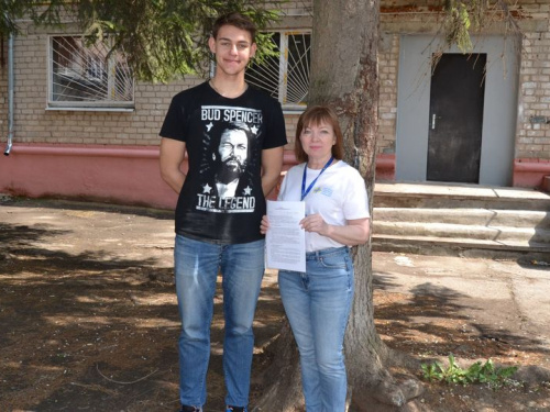 Таланти на службі добра: дев'ятнадцятирічний обдарований переселенець Іван став волонтером у Кам'янському районі