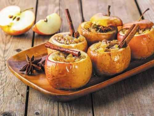 Приготуйте соковиті запечені яблука з горіхами, медом та корицею — найзатишніший десерт лютого