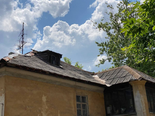 Дах падає на голову - мешканці аварійного будинку у Кам'янському шукають порятунок