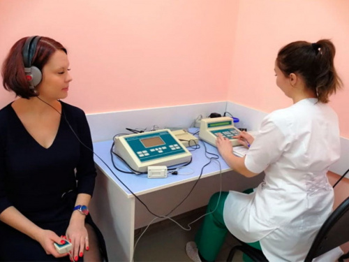 Більше не потрібно їхати до Дніпра: де та як у Кам’янському безкоштовно перевірити слух на сучасному обладнанні