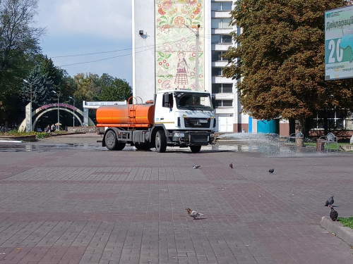 Після "пилової ковдри": у Кам'янському комунальники взялися за масштабне прибирання