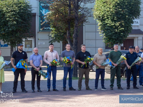 У Кам'янському вшанували пам'ять Тараса Шевченка та Героїв України з нагоди Дня Конституції