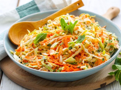 Приготуйте вітамінний салат з капусти, моркви та яблук — заряд енергії на кінець зими