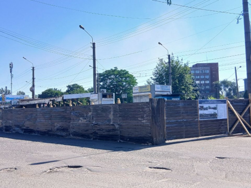 У Кам’янському оновлюють зупинковий комплекс
