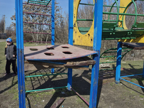 Замість ігор - небезпека: мешканці селища Романкове б’ють на сполох через стан дитячого майданчика