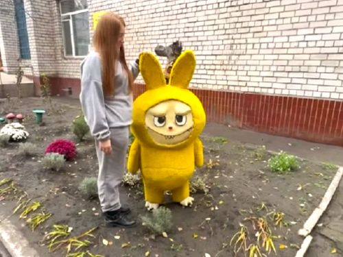 У Кам’янському з’явилася велика скульптура Лабубу: де знаходиться новий артмагнит для фото