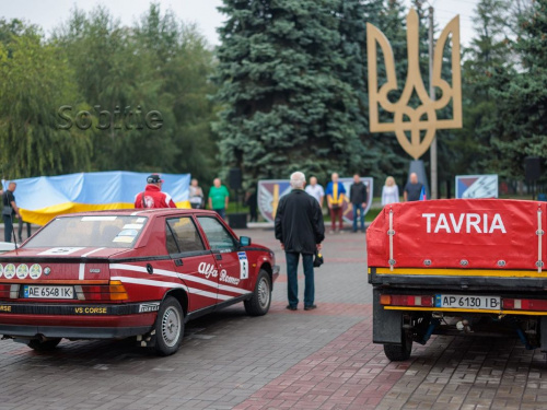 Ретроавтомобілі заполонили центр Кам’янського: що відбувалося на майдані Калнишевського
