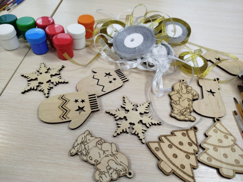 У Центрі підтримки ВПО Кам’янського відбувся майстер-клас із розпису різдвяних іграшок - подробиці