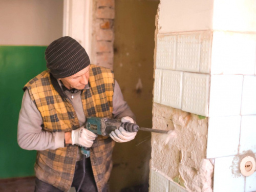 На Дніпропетровщині ще один старий гуртожиток перетворять на дім мрії для переселенців - подробиці