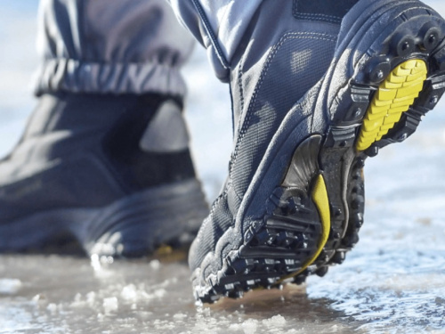 Антислизький засіб у вас під рукою: бабусин лайфхак від ожеледиці, який працює й сьогодні