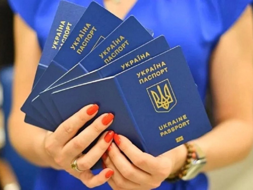 Встигнути за 30 днів: ДМС попередила про негайне анулювання паспортів — кому доведеться терміново йти до ЦНАПу