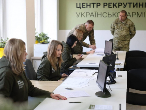 Дніпропетровщина в лідерах: мешканці регіону активно долучаються до лав ЗСУ через рекрутингові центри