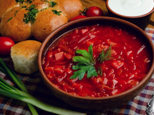 Приготуйте густий український борщ з квашеною капустою та буряком: найсмачніша класика