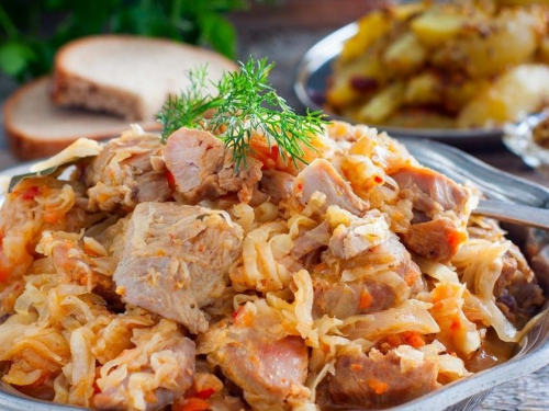 Приготуйте тушковану молоду капусту з яйцями — ніжна весняна вечеря