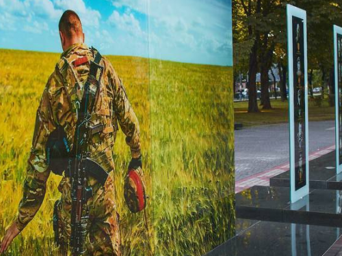 На одному з ліцеїв Кам'янського встановлять меморіальну дошку на честь загиблого воїна