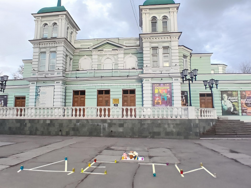 Біль, який не стихає: у Кам’янському вшанували пам’ять загиблих у Маріупольському драмтеатрі