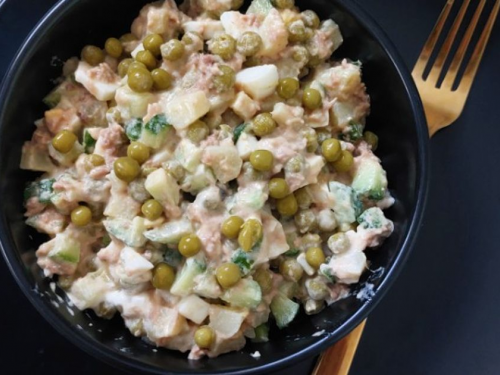 Зробіть хрусткий салат з консервованого горошку та кукурудзи — легкий перекус з гуманітарного набору