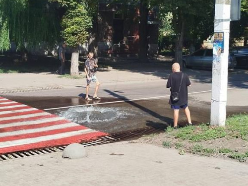 У Кам'янському забив гейзер прямо посеред вулиці - фотофакт