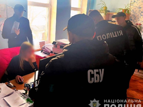 У Кам’янському затримали співробітницю виконавчої служби, яка обіцяла за хабар "звільнити" арештоване майно