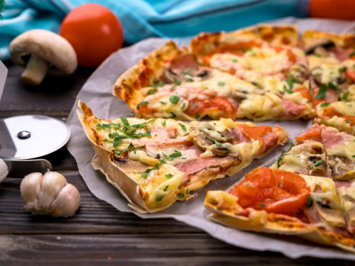 Приготуйте ледачу піцу на лаваші — хрустка вечеря за 15 хвилин