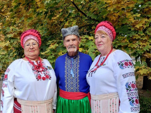 Тепло сердець і сила пісні: у Кам’янському відбувся захід “В усіх тисячоліттях і віках хай святиться слово Україна!”
