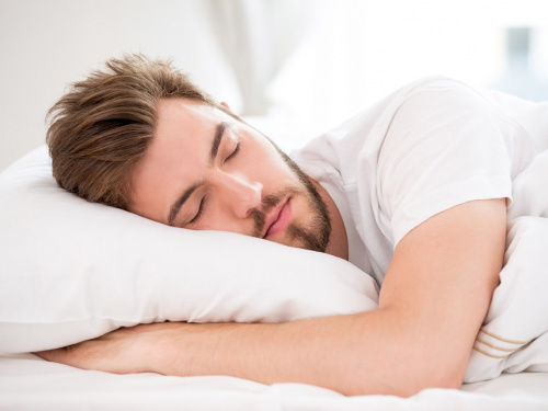 Чим саме загрожує дефіцит сну та скільки рекомендовано спати, щоб почуватися здоровим - відповіді лікарів
