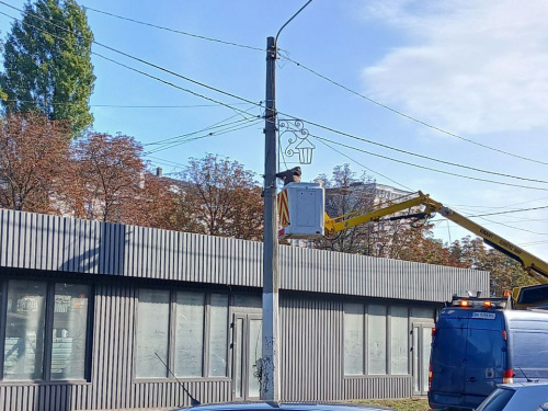  Навіщо комунальники Кам’янського прибирають святкову ілюмінацію з центральної вулиці міста - фотоподробиці