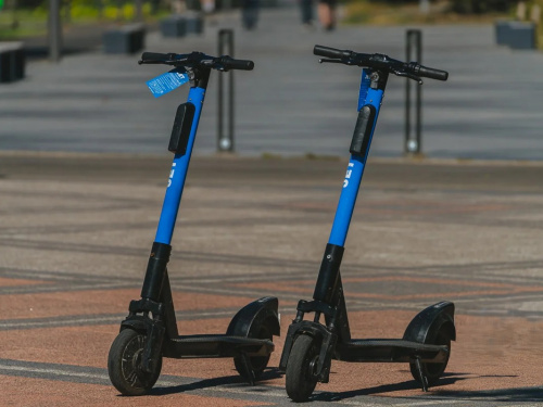 Швидкі та небезпечні: чому поява електросамокатів у Кам’янському збурила водіїв та які нові штрафи діють у 2026 році