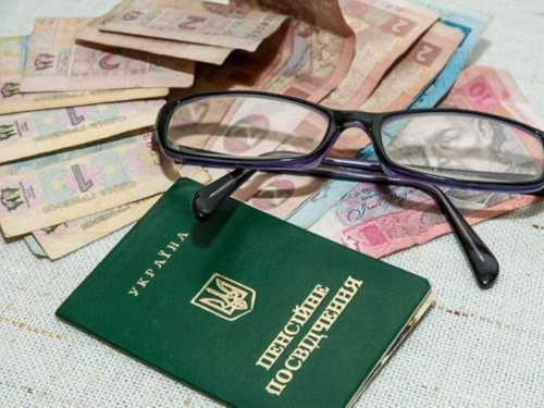 Надбавка до пенсії стала більшою: скільки платять за кожен рік понад норму