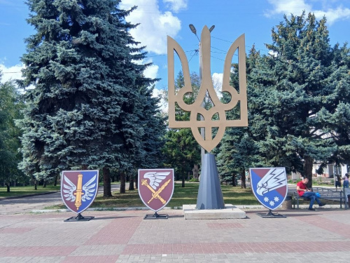 Меморіальний комплекс у центрі Кам’янського поповнився новою військовою геральдикою