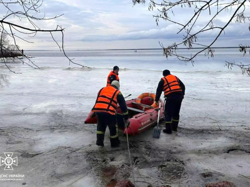 У Кам`янському районі рибалки дрейфували на крижині: вибратися з пастки допомогли рятувальники