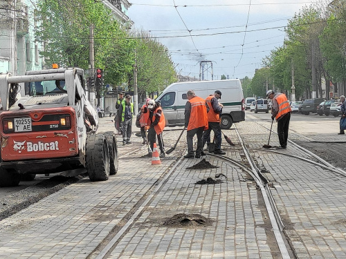 Працівники "Транспорту" прибрали проспект Шевченка від бруду та піску - фото