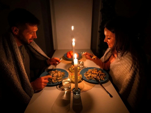 Мешканцям Кам’янського готують 10-годинні відключення світла: знайдіть свою адресу у списку на 12 березня