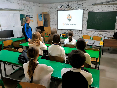 ФК "Шахтар" передав школярам Дніпропетровщини автономний навчальний комплект на сонячних батареях