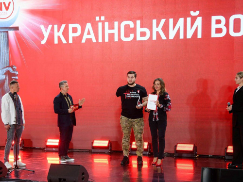 Захисник Маріуполя став №1 у списку «100 людей NV» та отримав нагороду від Метінвесту