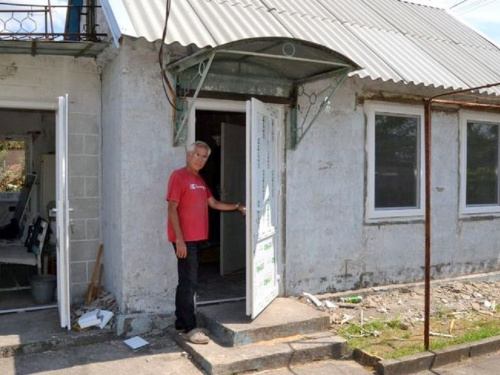 У Кам'янському БФ "Карітас" допомагає мешканцям відновлювати будинкі, які постраджали від обстрілів