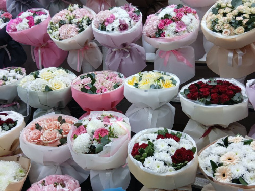 Букет чи пів зарплати: ціни на квіти до Дня закоханих у Кам'янському здивують навіть досвідчених романтиків