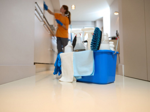 «Жінки поїхали, чоловіки задихаються»: чому в Кам’янському масово з’являються фірми з прибирання квартир і хто їхні клієнти