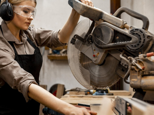 Дніпропетровщина в лідерах: які чоловічі професії найчастіше опановують жінки